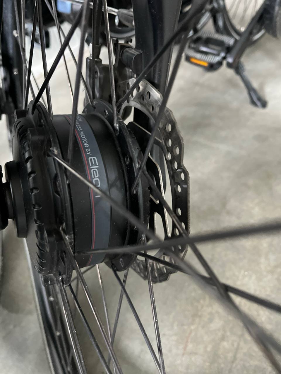 Familie geniet van e-bike in bos - Bus vol Bikes